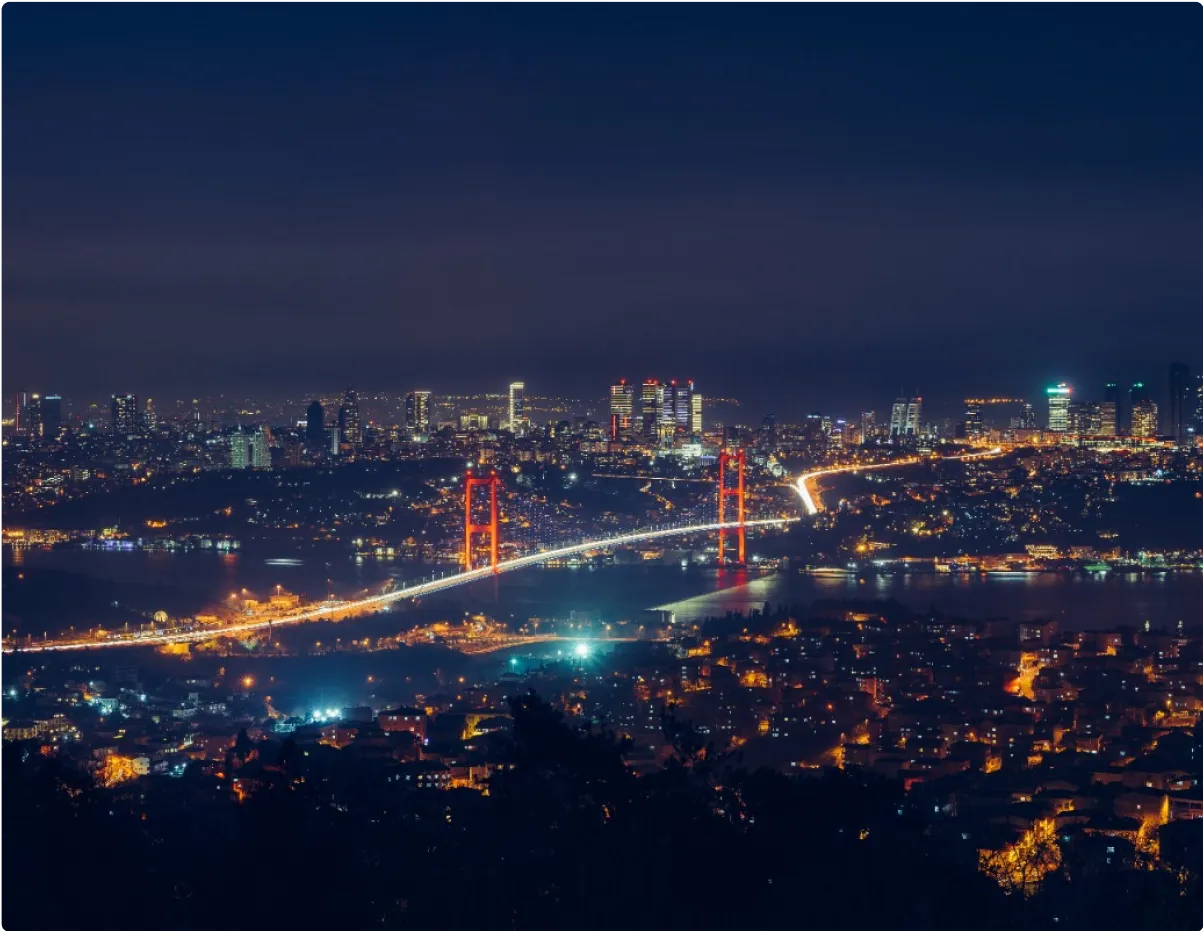 İstanbul boğaz köprüsünün gece çekilmiş bir fotoğrafı